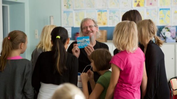 Which is better for learning English, group courses or one-to-one lessons?